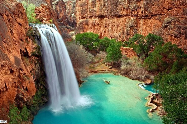 Die Natur der Wasserfälle. Wasserfall und Wasser