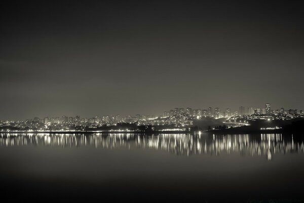 Black and white drawing of the reflection of the city in the water