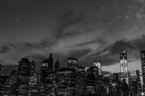 Ville de nuit en noir et blanc