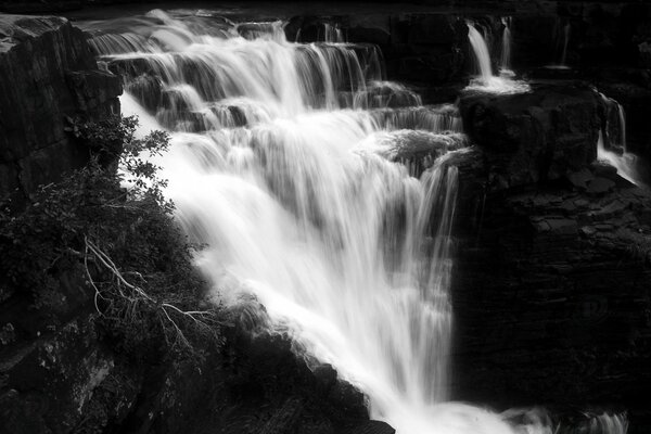 Großer Wasserfall Schwarz-Weiß-Bild