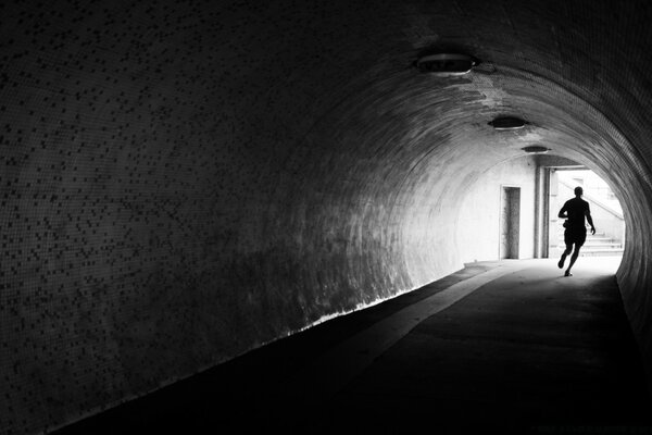 El hombre que sale corriendo del túnel oscuro