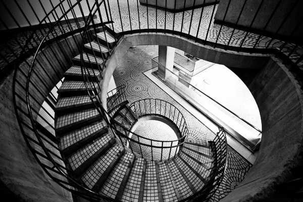 Escalera redonda que baja