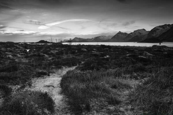 Landschaft in Schwarz-Weiß-Bergen