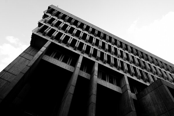 Foto en blanco y negro del edificio contra el cielo