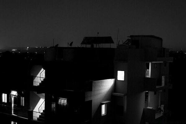 Licht im Fenster in der Nacht