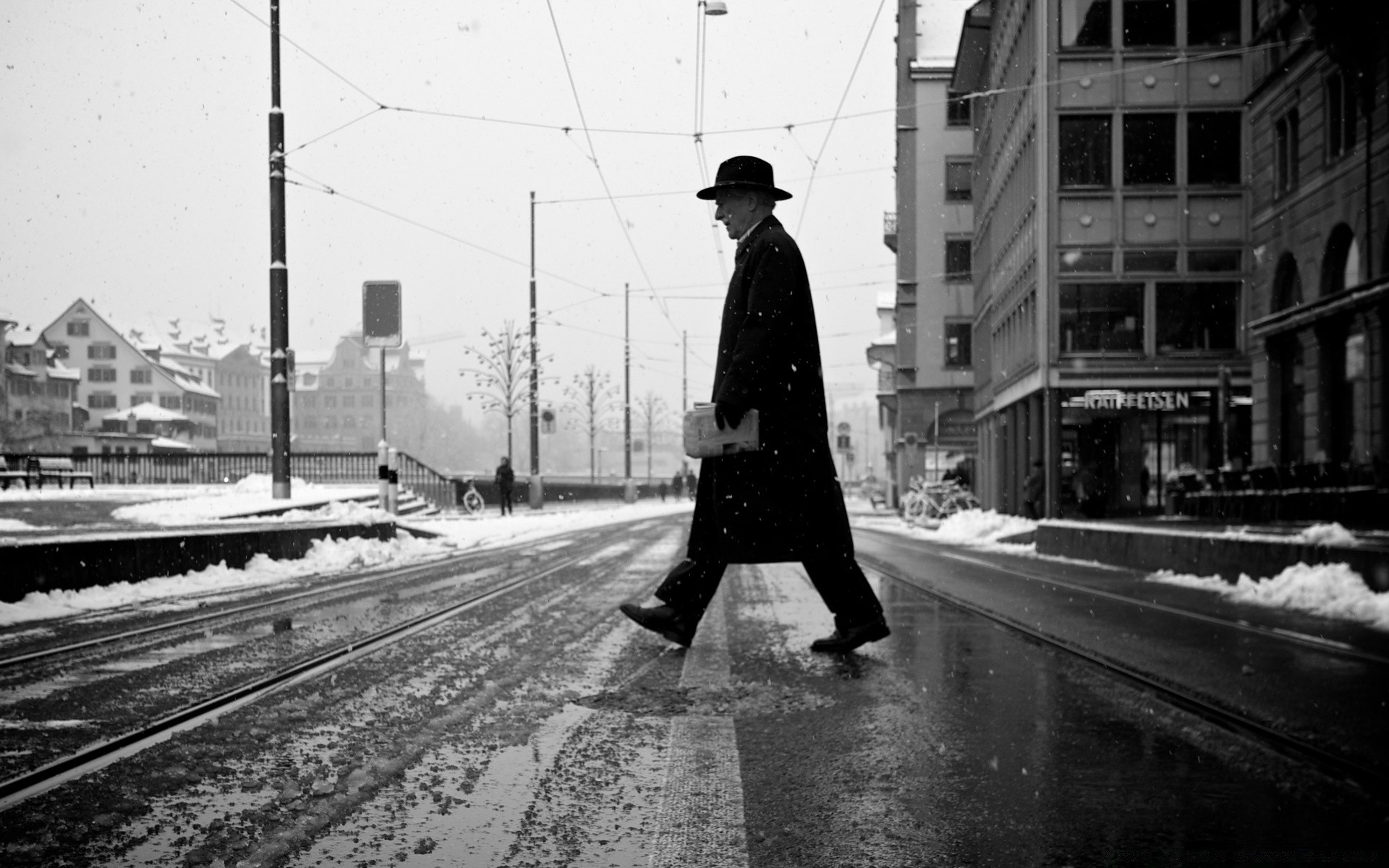 noir et blanc rue système de transport route ferroviaire ville train voiture homme urbain