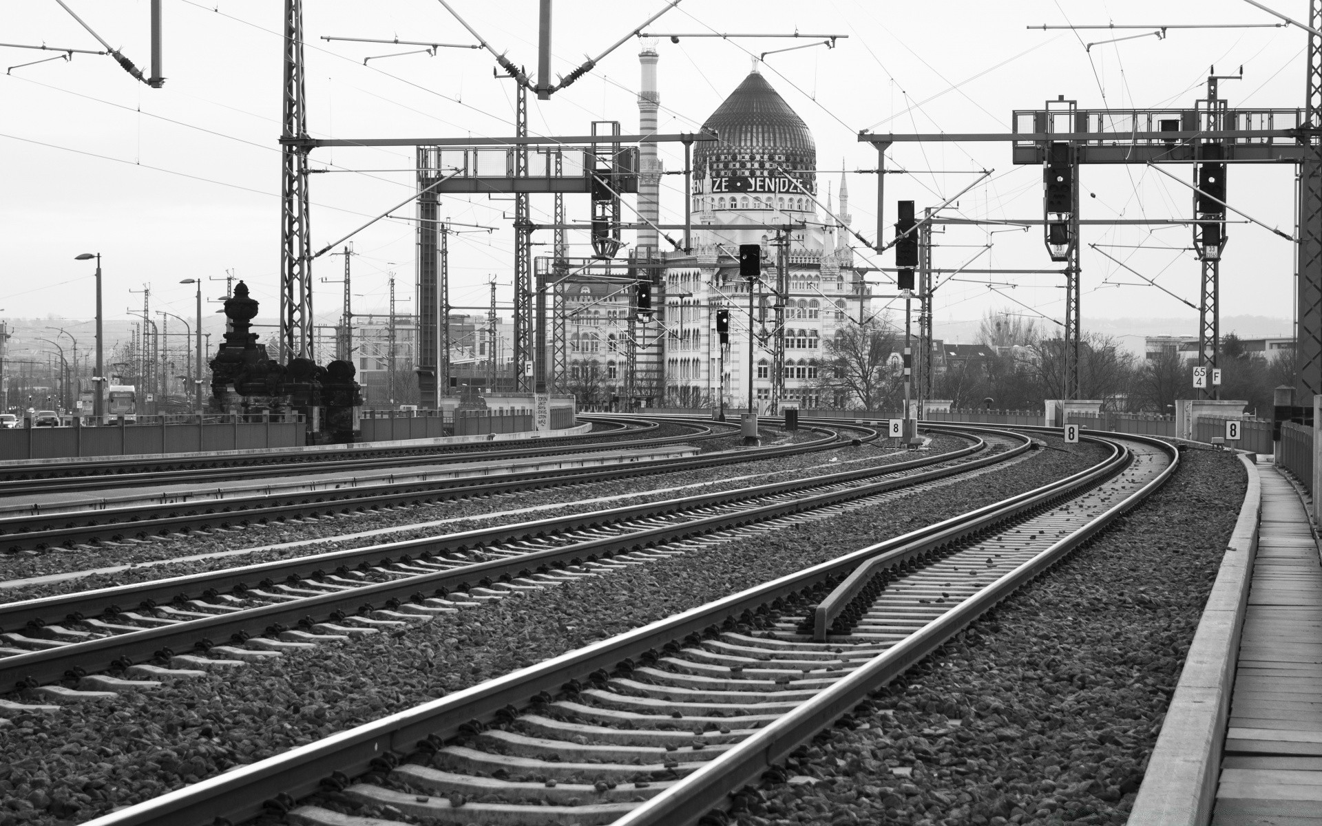 noir et blanc chemin de fer train système de transport station automobile acier moteur industrie wagon voyage transport ligne route fer plate-forme trafic