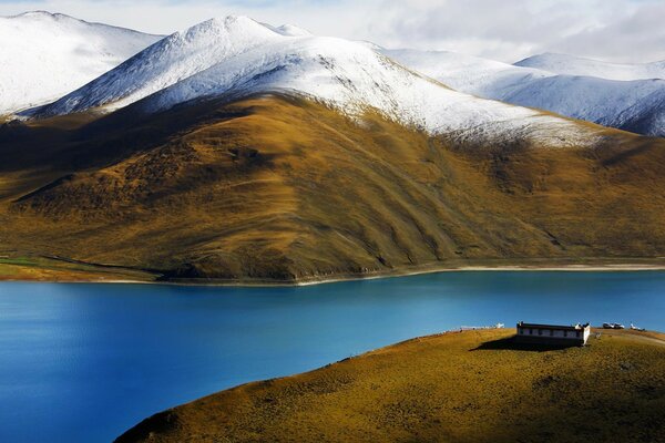 Paysage, montagnes et maison sur la colline