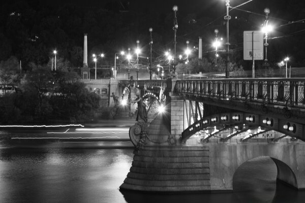 Puente de la ciudad en las luces de la calle