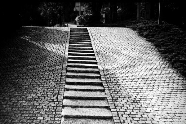 Stufen und Treppen führen ins Innere