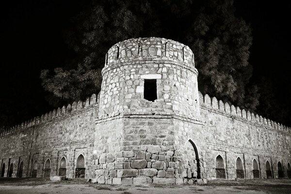 Imagen en blanco y negro de un antiguo castillo