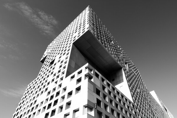 Bâtiment noir et blanc sur fond de ciel