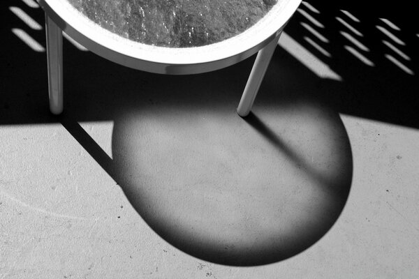 Table en verre sur la terrasse