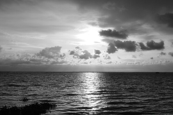 Das monochrome Meer ist wie immer perfekt vor dem Hintergrund der Wolken