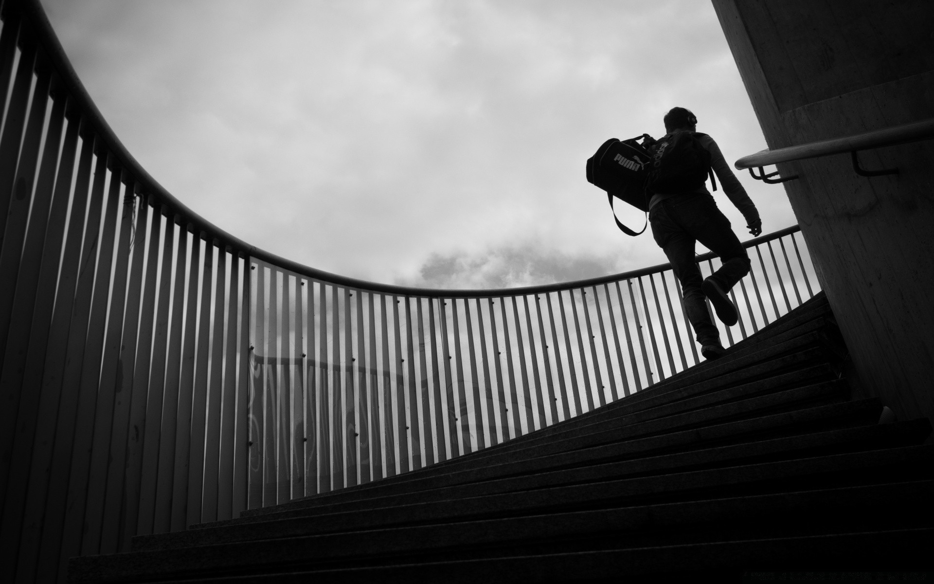 noir et blanc monochrome pont rue homme fille étape ville silhouette lumière adulte ombre concours un architecture ciel femme