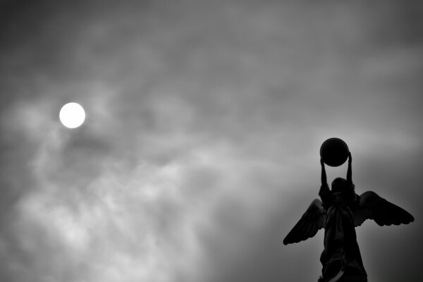 Céu preto e branco, lua, anjo