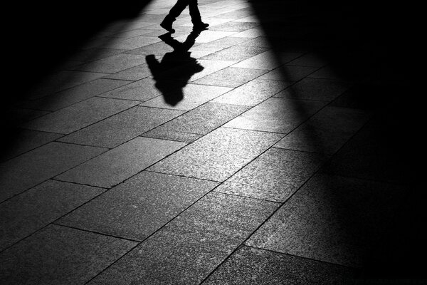 Step, Schatten, Fliesen auf dem Bürgersteig