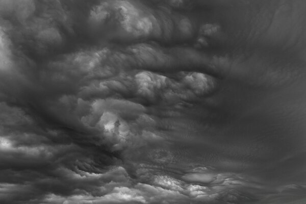 Tumulto de nubes en blanco y negro