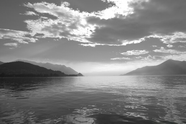 Schwarz-Weiß-Seestück mit Wolken