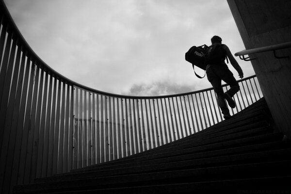 Escalier vers le ciel avec l homme