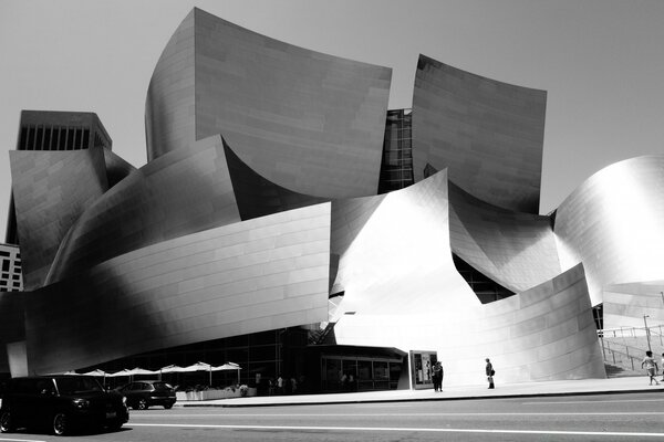 Edificio negro-belre de arquitectura moderna