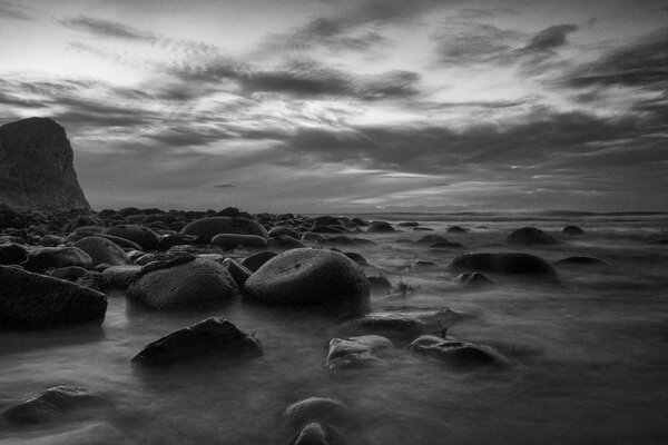 Piedras en el mar contra el cielo