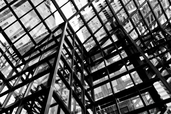 Edificio de vidrio y metal en blanco y negro