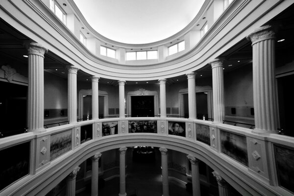 Architecture noir et blanc avec colonnes