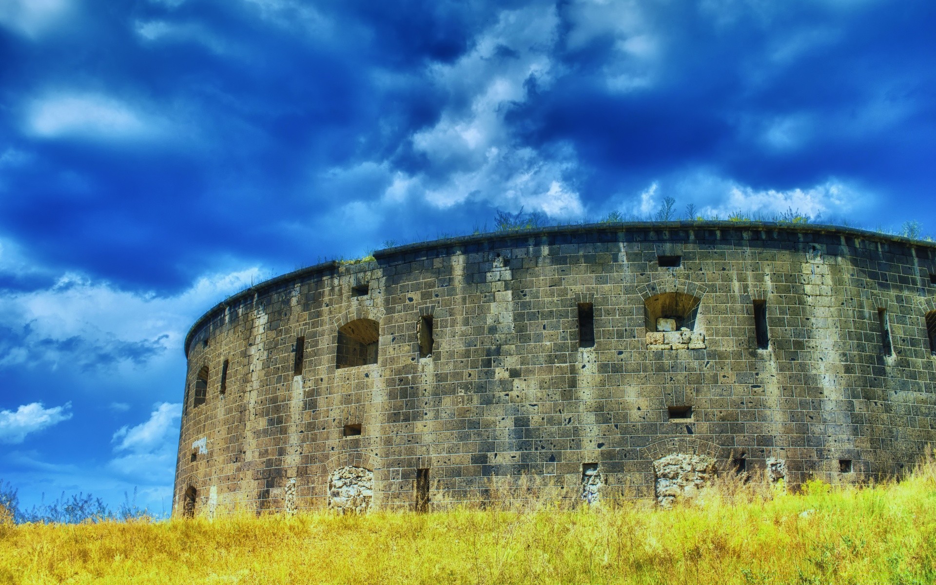 casa e interni cielo architettura viaggi all aperto vecchio castello antico casa fortificazione torre fortezza pareti gotico punto di riferimento paesaggio abbandonato erba militare