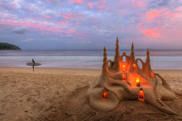 Castillo de arena junto al mar