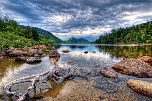 Lago vicino alla pianura di montagna natura