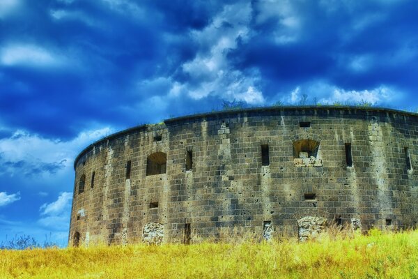 Castello rotondo sullo sfondo del cielo
