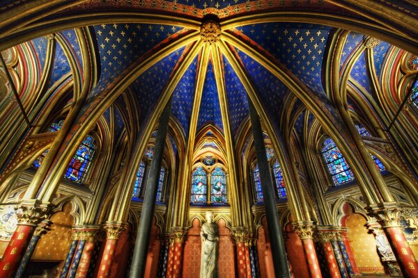 L intérieur de l église comme art