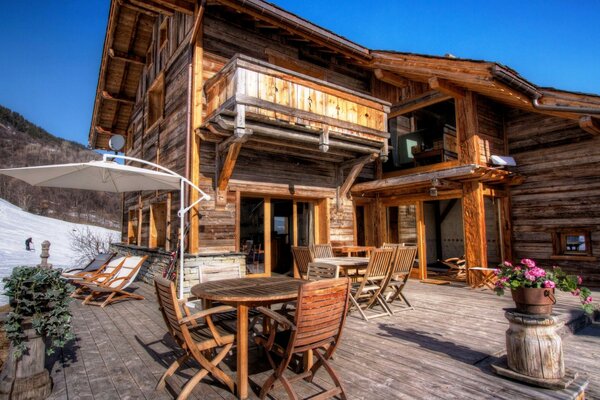 Schöne Ecke des Cafés mit Holztischen