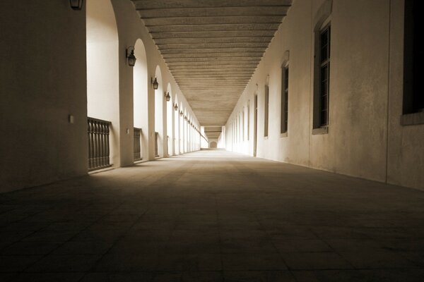 Casa com um longo corredor e Colunas