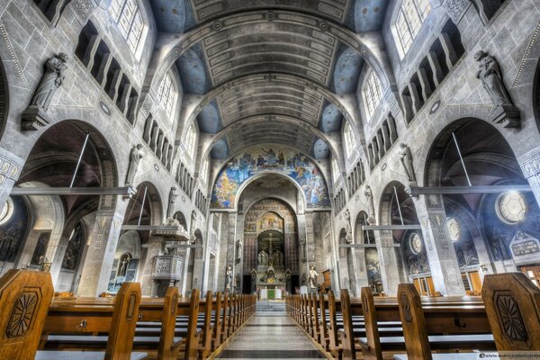 Sütunlar ve kemerli güzel katedral