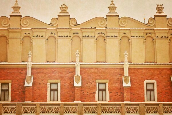 الهندسة المعمارية لمدينة الطوب الأحمر