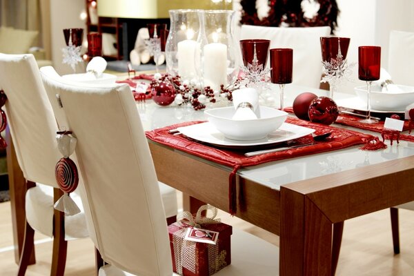 Uma bela mesa e um stclya. Interior
