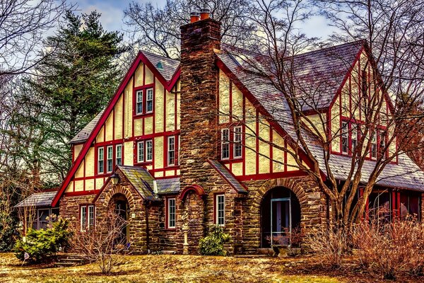 Haus im Wald am Herbstabend