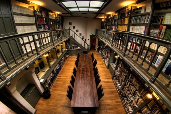 Große Bibliothek und ein Tisch in der Mitte