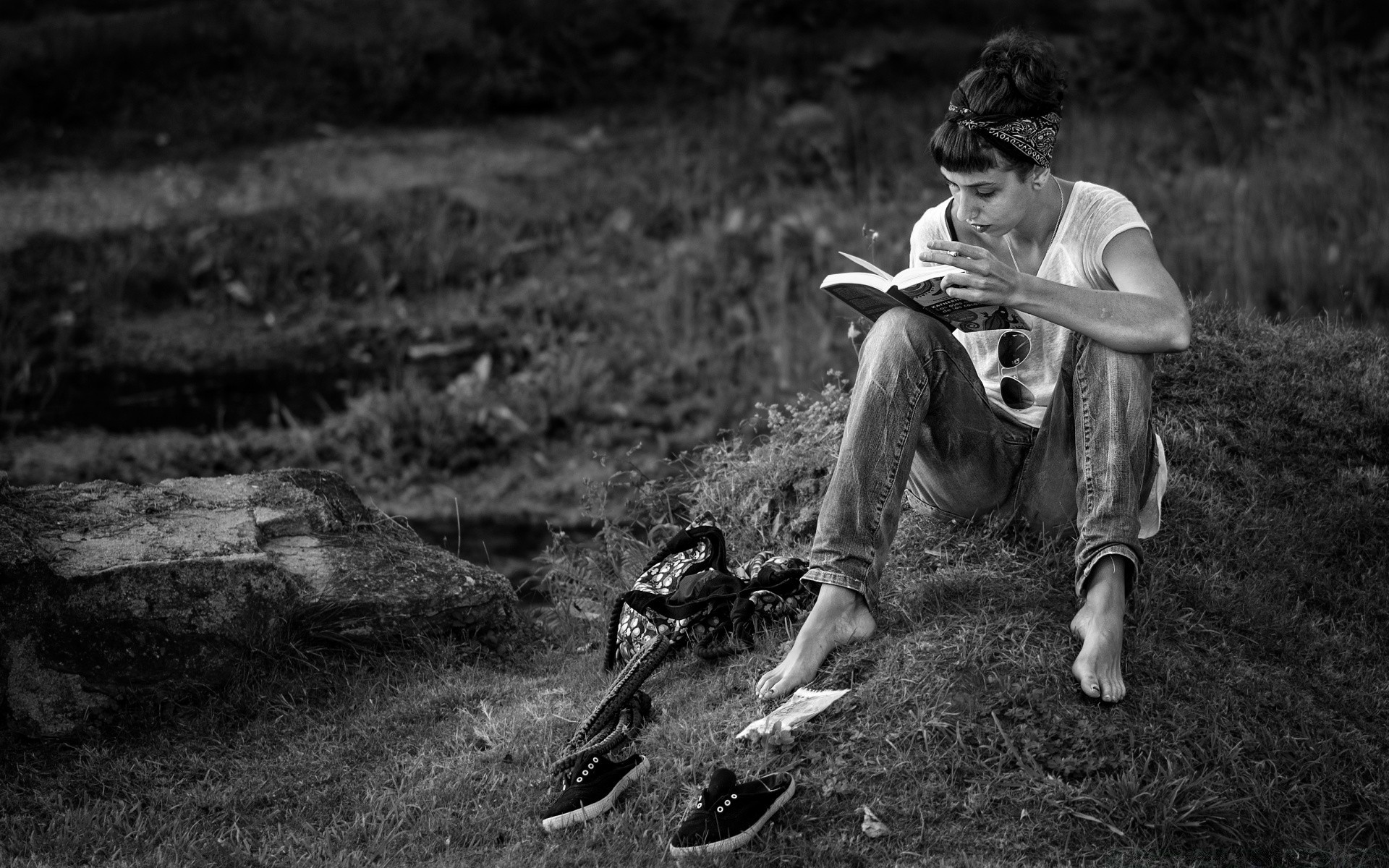 noir et blanc un adulte repos deux personne enfant monochrome