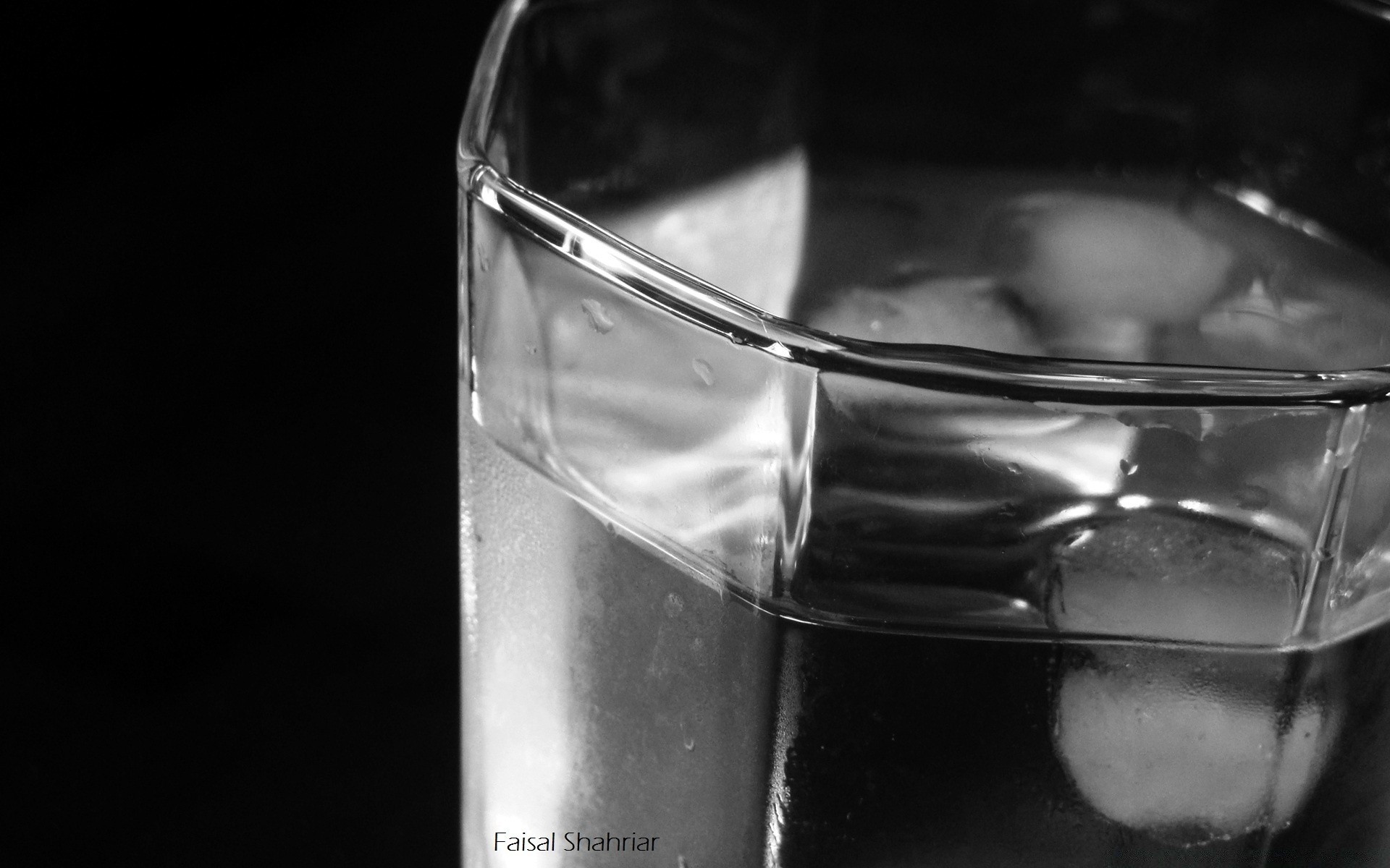 blanco y negro vidrio beber frío hielo mojado agua solo alcohol espumoso líquido vodka vino bar