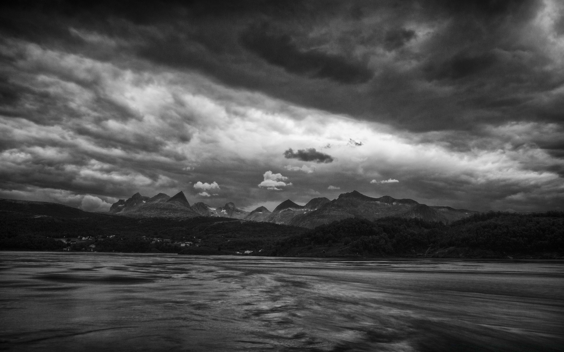 bianco e nero tempesta acqua pioggia tramonto in bianco e nero drammatico spiaggia mare temporale cielo paesaggio oceano fulmine natura scuro viaggi moody paesaggio meteo