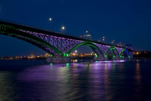 Мосты подсвеченный и водная гладь в ночи