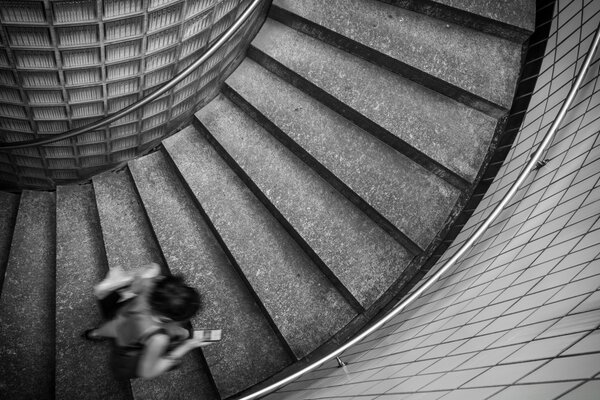 Fille en cours d exécution sur l escalier en colimaçon