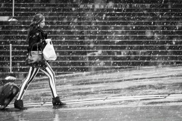 Fille se dépêche d avoir le temps de travailler