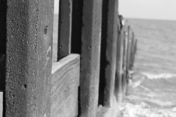 Monochrome beating of water on piles