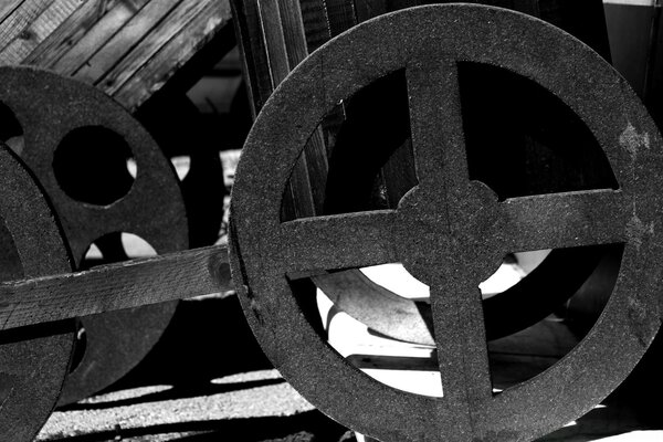 Ruedas de metal viejo tipo blanco y negro