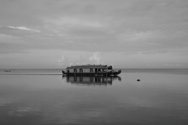 Noir et blanc. Les eaux de l océan, de la mer et du lac