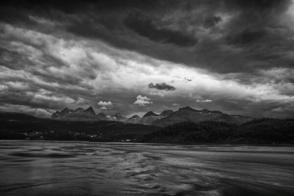 Mar de tempestade preto e branco